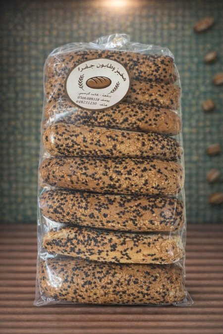 خبز محمص بالسمسم وحبة البركة، مقرمش ولذيذ يناسب الفطور والوجبات الخفيفة بطعم غني ومميز.